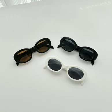 Retro Oval Sunglasses for Kids – Classic Fashion Eyewear in Black and White